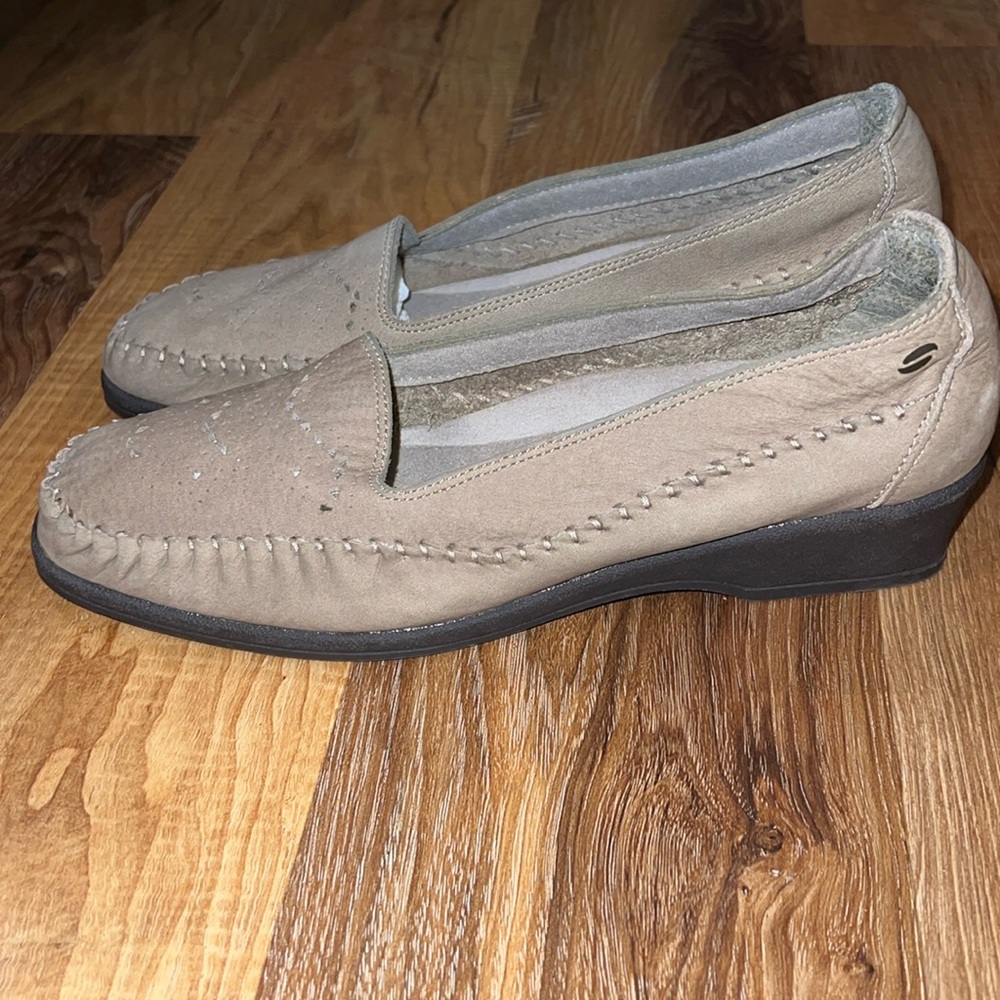 Softspots Women’s Tan Suede Loafers (Size: 10.5 Medium)